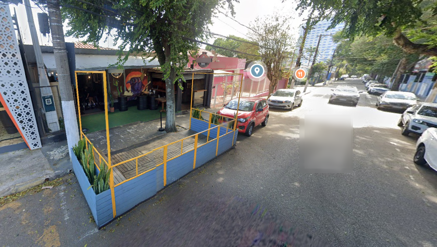 A screenshot from Streetview showing a wood deck built by a restaurant on the side of a Brazilian street in Jundiaí - SP.