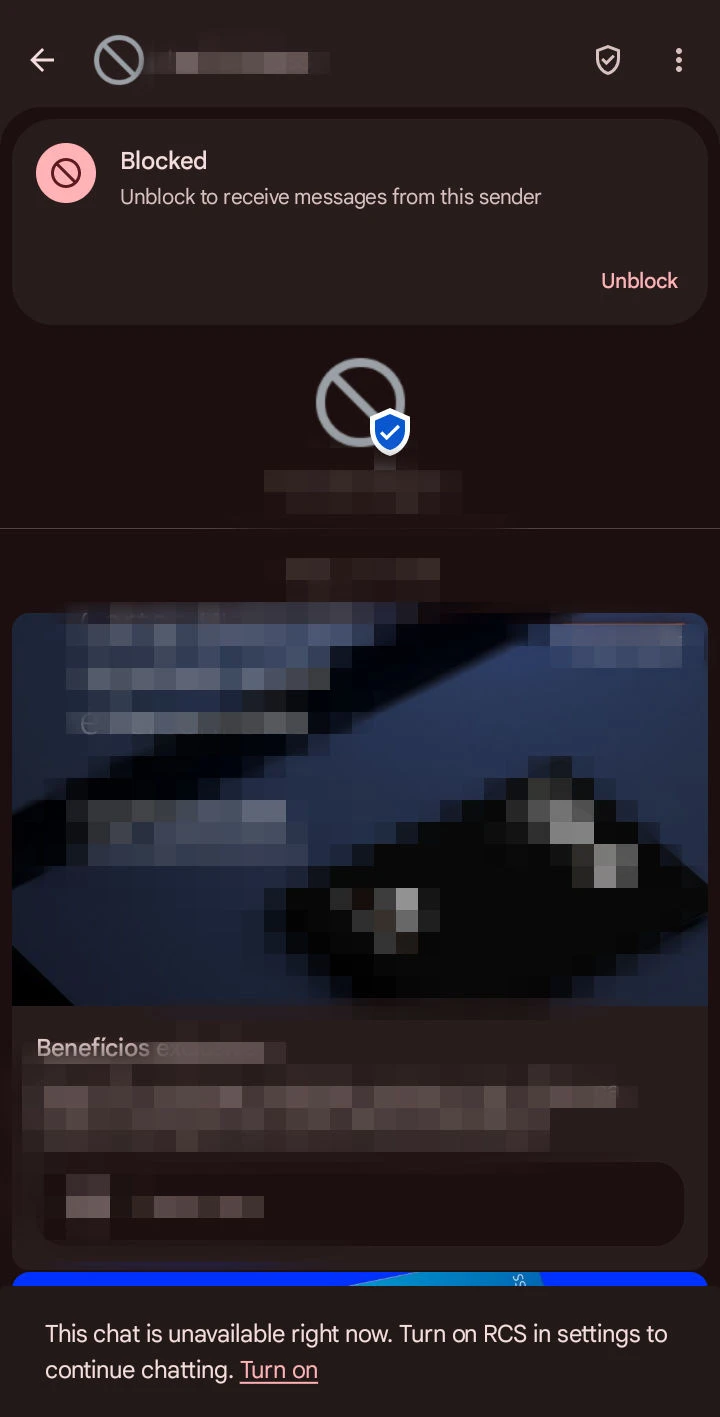 Captura de tela de um anúncio, que veio incorporado como mensagem RCS, via app de mensagens do Android. O nome do anunciante e do produto foram borrados para não promover o anunciante ou seu anúncio. A notificação mostra que o remetente está bloqueado, além de exibir, na parte inferior da tela, a informação de que o RCS está desativado.