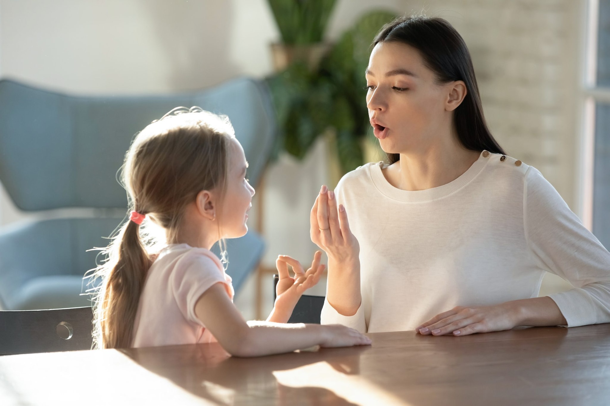 Le 7 frasi che insegnano ai figli a farsi valere e a imporsi con gentilezza: i consigli delle esperte