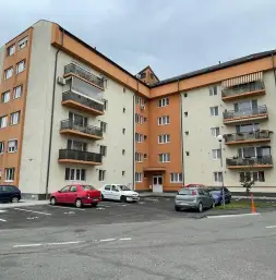 Ofer spre închiriere apartament decomandat 2 camere - parcare privata, balcon și lift 