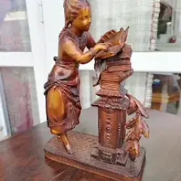 Sculptura fata care citeste