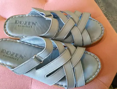 Papuci dama din piele naturala, culoare albastru deschis, marime 36, stare foarte buna
