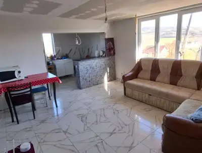 Vând casă recent renovată