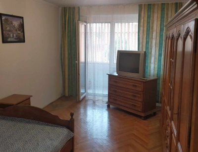 PF, inchiriez apartament cu 3 camere, in Centru