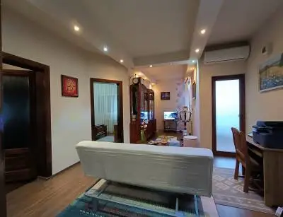 Central, apartament 3 camere în vilă, str. Romana