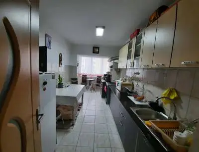 Apartament 3 camere – Traian, zona Expocom – cu garaj și boxă
