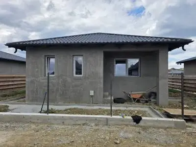 Case plan parter cu 3 camere 67mp, 300mp teren, 125000 euro, Lunca Cetățuii -Iași. 