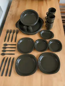 Set veselă camping Mil-Tec TELLER 26 piese – 4 persoane | Tacâmuri + Farfurii + Căni | Nou