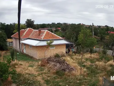 Vand imbobil format din doua corpuri de casa si teren