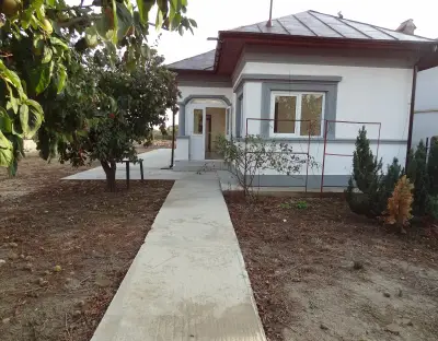 PROPRIETAR – Casă individuală renovată, 5 camere, teren 543 mp – Domnești