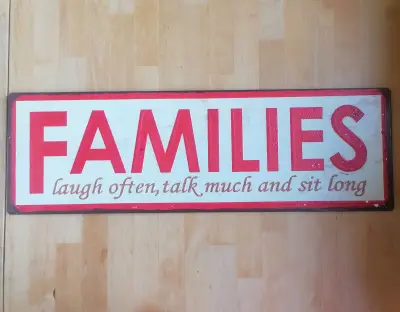 Semn Decorativ Pin Up din Fier Metalic – Families Laugh Often Talk Much and Sit Long – Decorațiune V