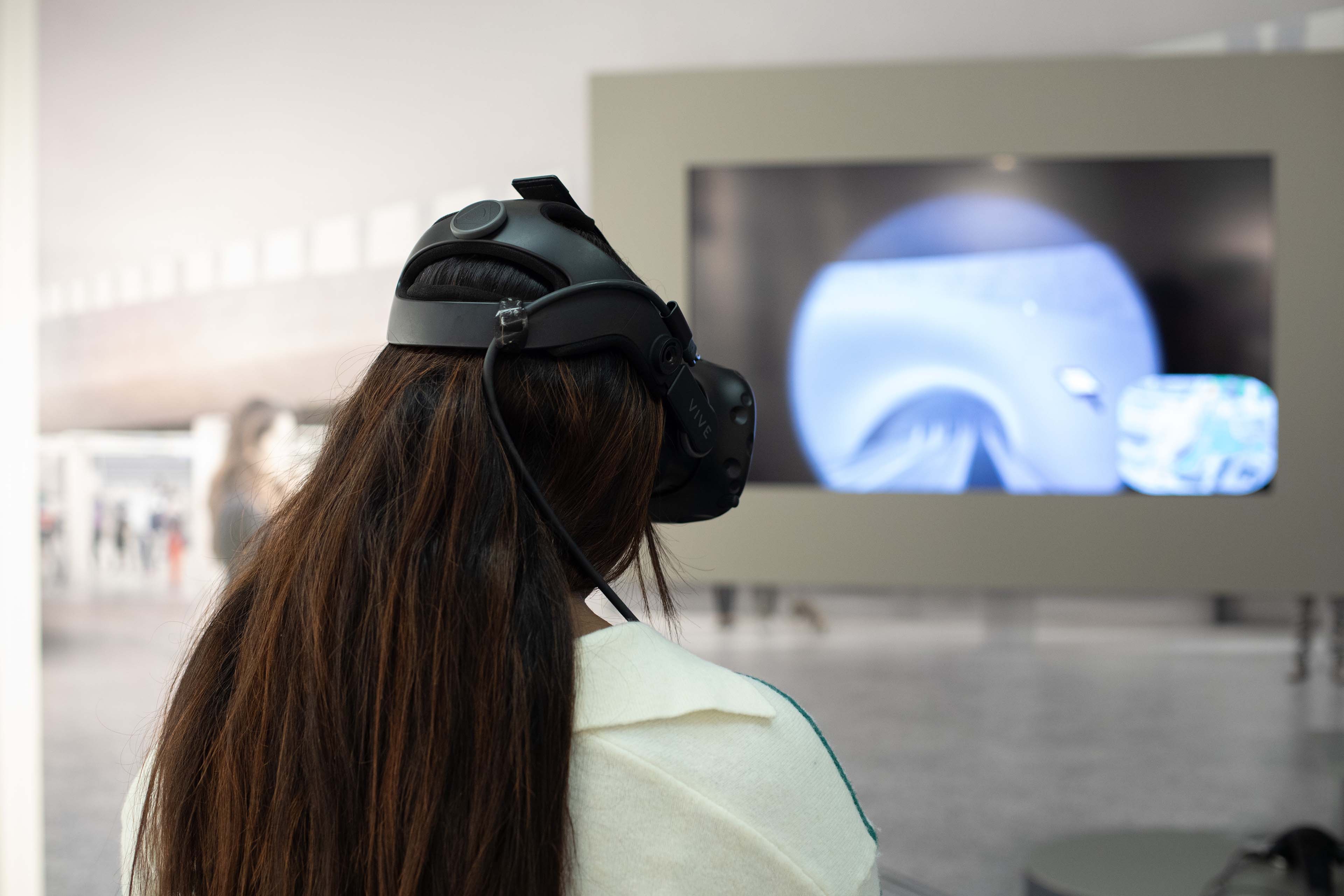 Eine Frau, die eine VR-Brille trägt und sich virtuell durch das ZBB bewegt