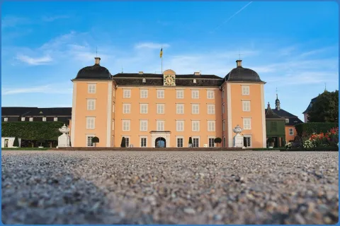 Vorderansicht eines großen, rosafarbenen Schlosses