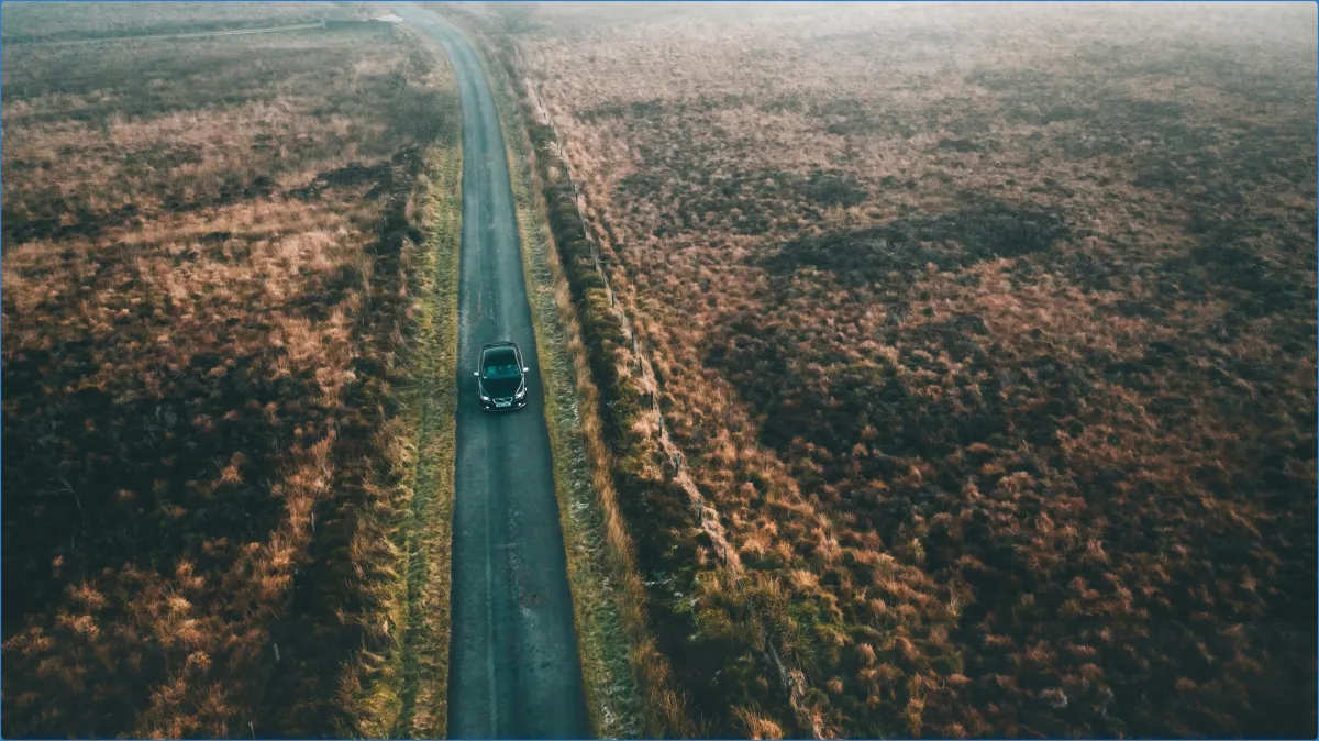 Auto auf einsamer Landstraße