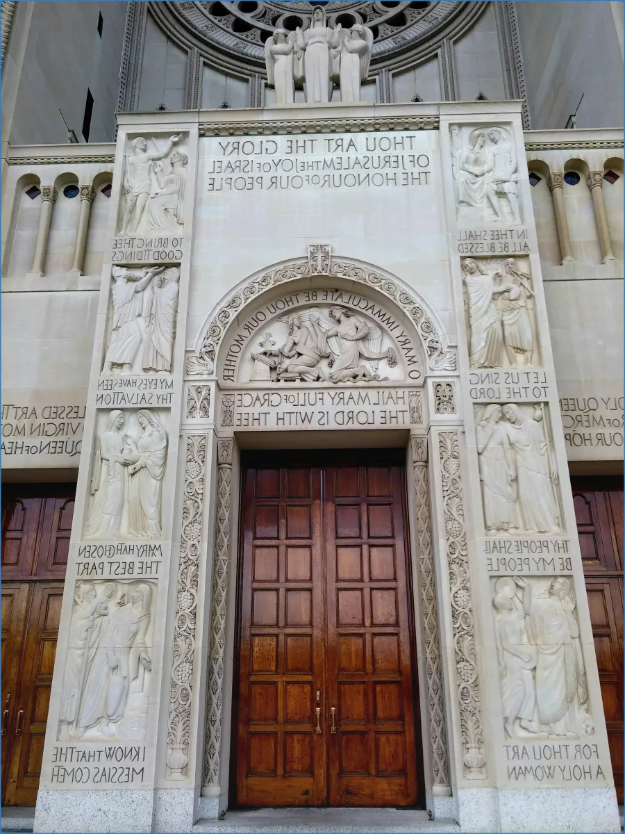 Holztür mit religiösen Reliefs und Inschriften.