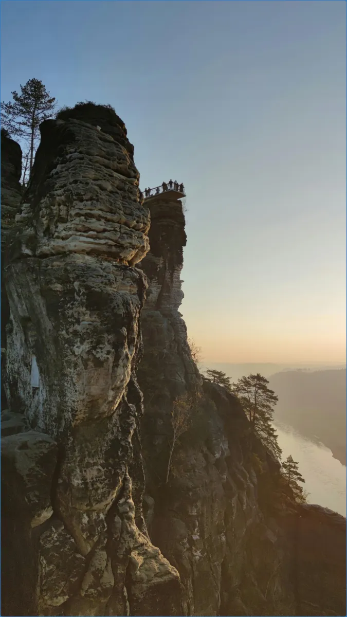 Felsformation mit Aussichtspunkt bei Sonnenuntergang