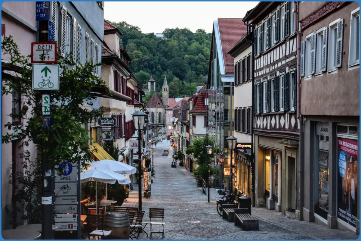 Schmale, gepflasterte Straße mit Fachwerkhäusern