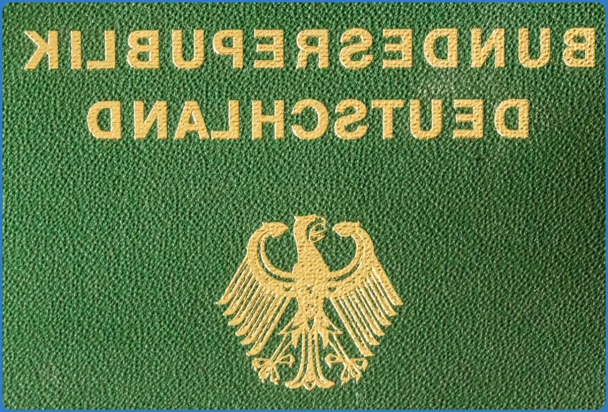 Grüner deutscher Reisepass mit Bundesadler