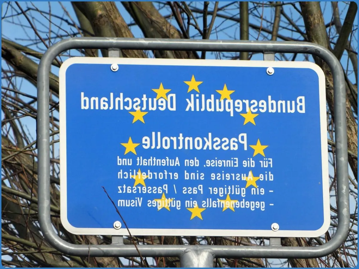 Verkehrsschild an der Grenze zu Deutschland