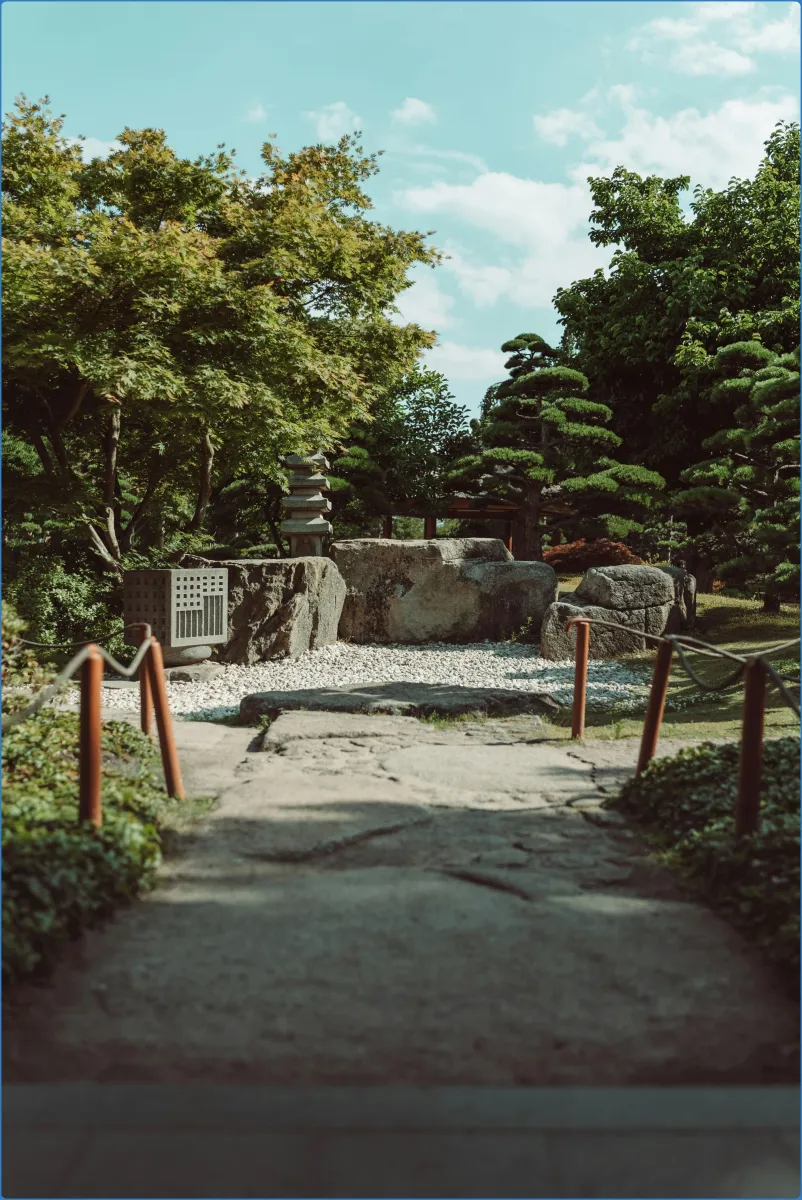Japanischer Garten mit Steinen und Bäumen