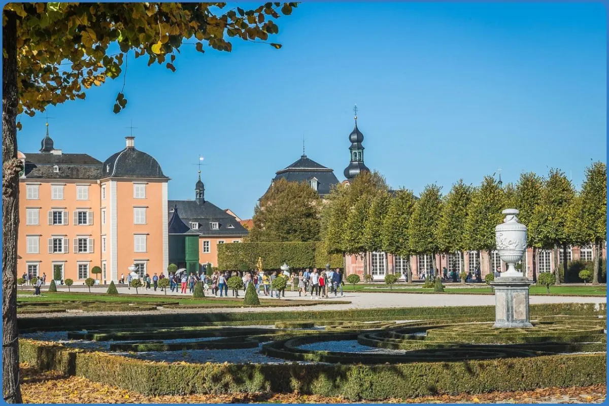 Schloss mit Garten und Besuchergruppe