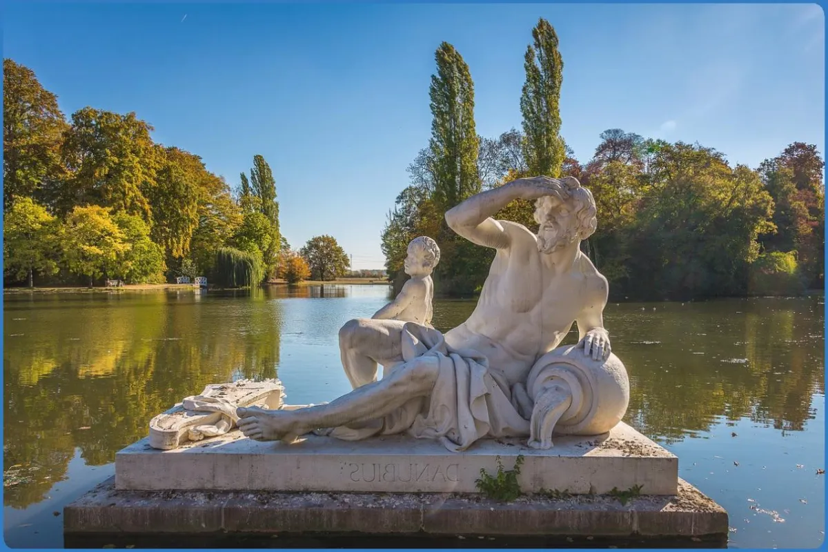 Statue im Park mit See im Hintergrund.