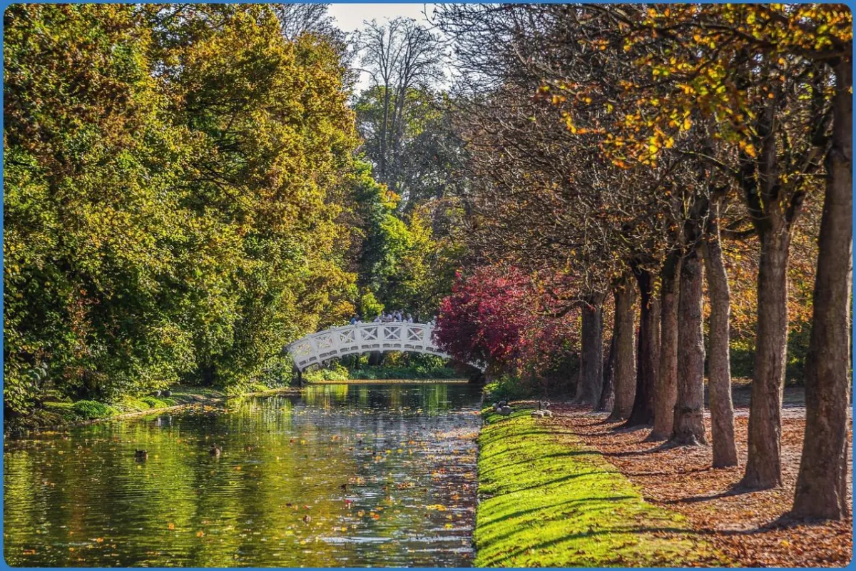 Weiße Brücke über einen Fluss im Herbst