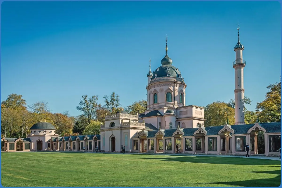 Historische Moschee mit Minarett im Park