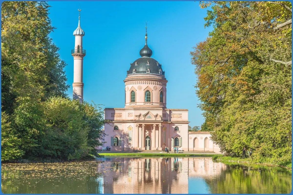 Moschee mit Minarett und Teich im Vordergrund