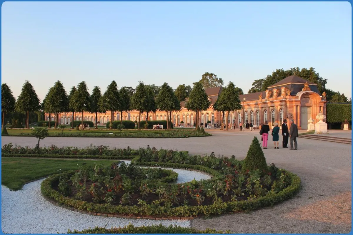 Historisches Gebäude mit Garten und Bäumen