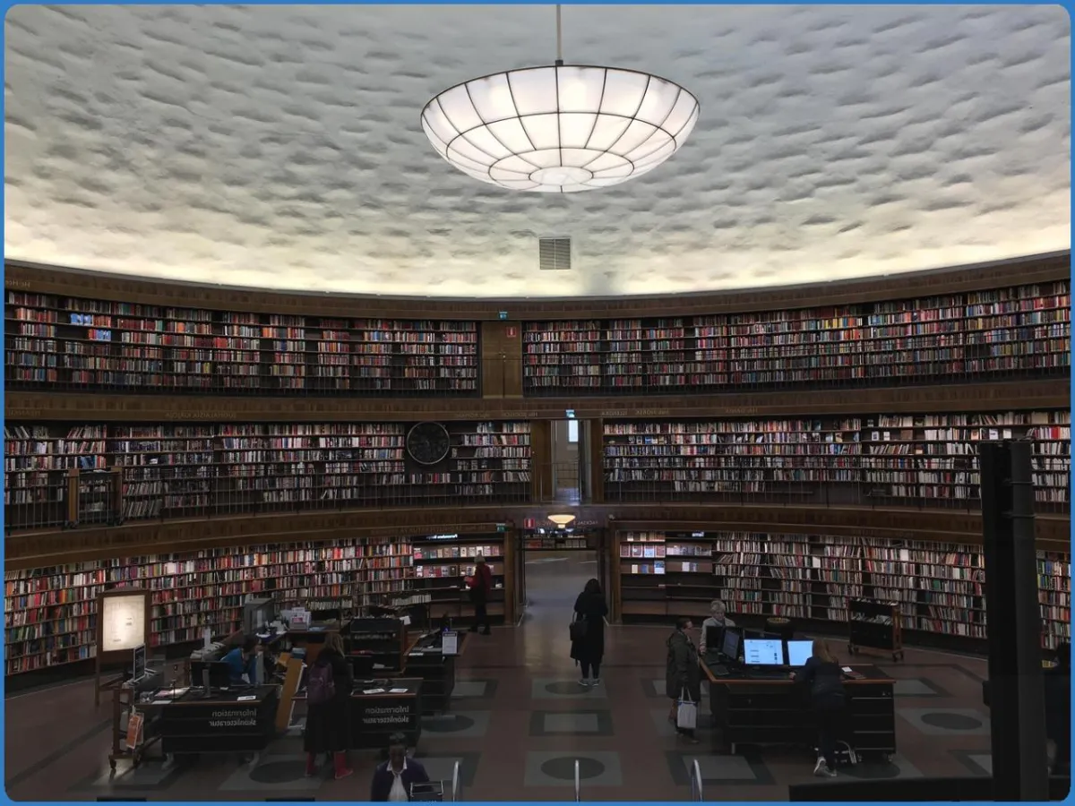 Runder Bibliothekssaal mit Bücherregalen