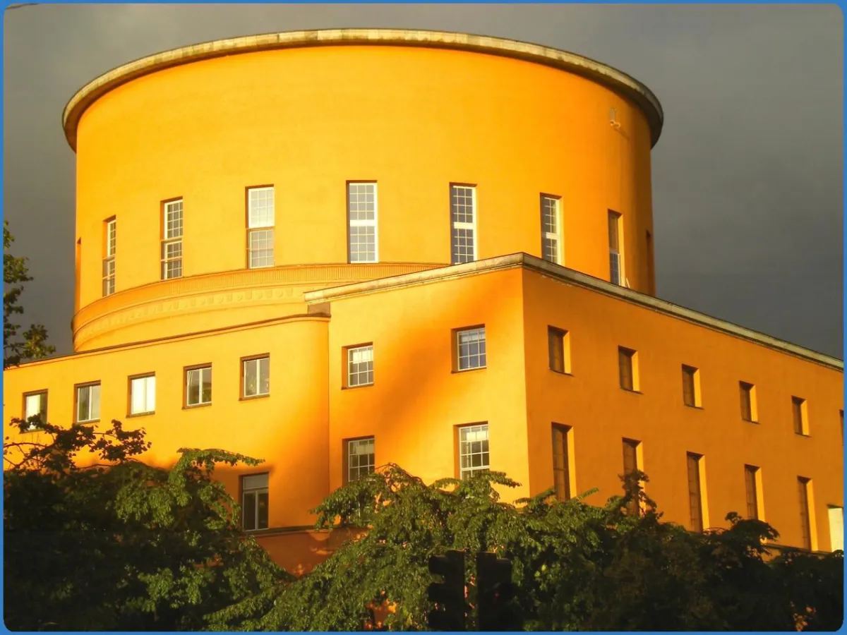 Orangefarbenes Gebäude mit runder Struktur