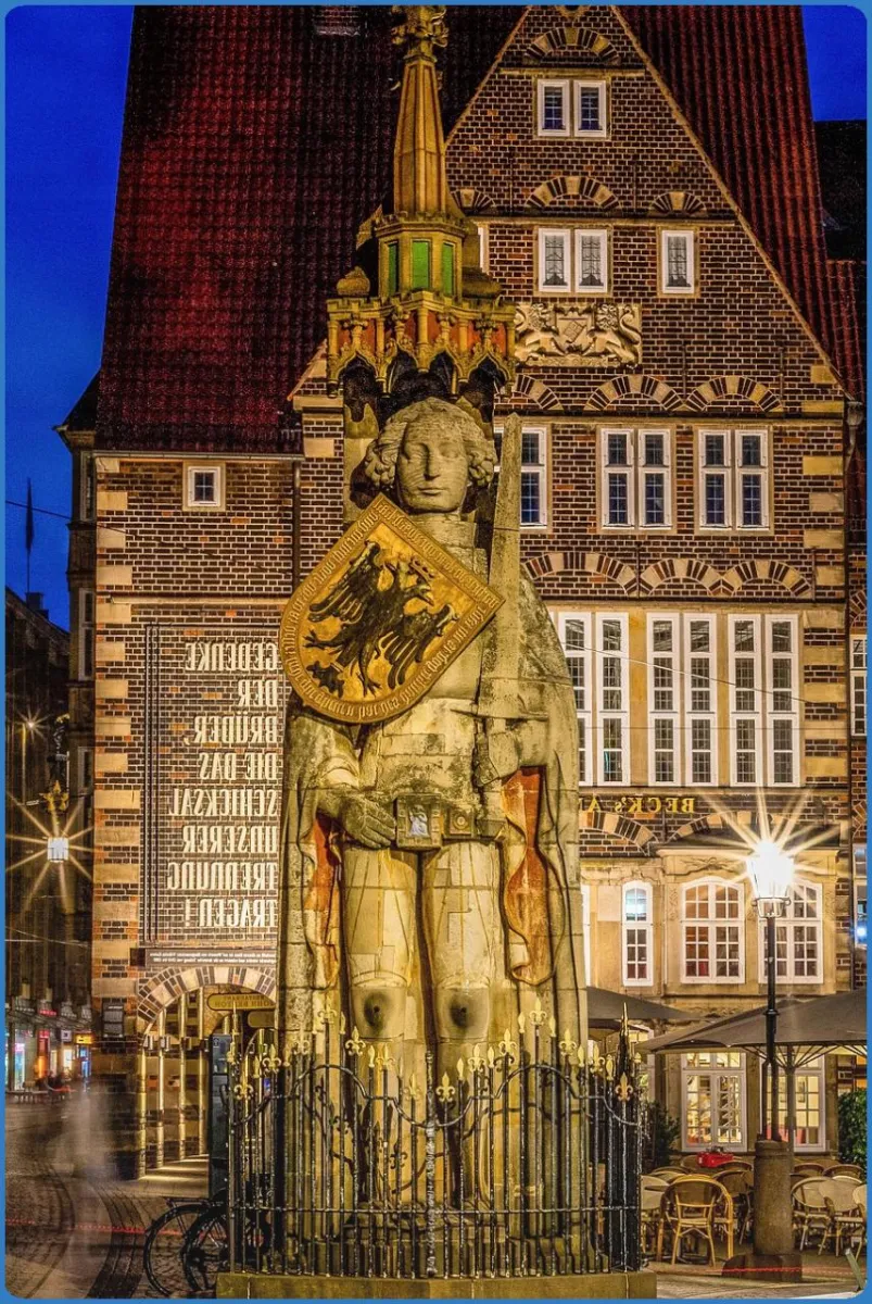 Statue von Roland in Bremen bei Nacht