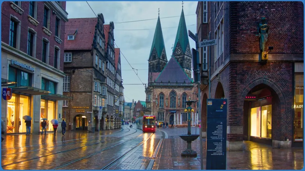 Straßenszene mit Kirche und Straßenbahn bei Regen