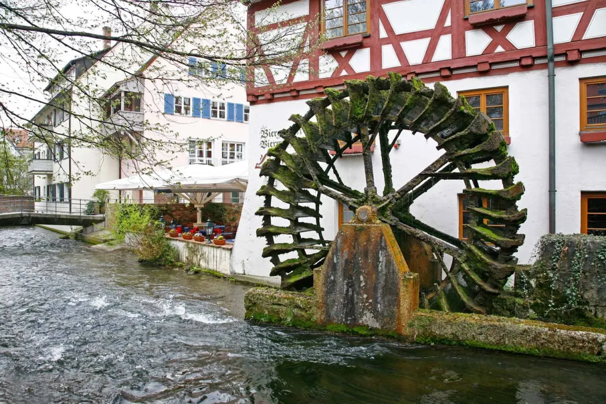 Altes Wasserrad an einem Fachwerkhaus