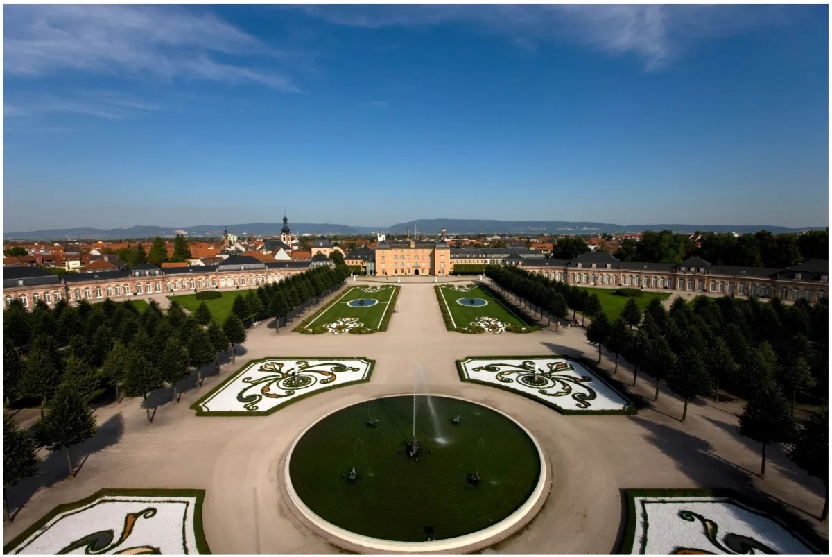 Luftaufnahme eines Schlossgartens mit Springbrunnen