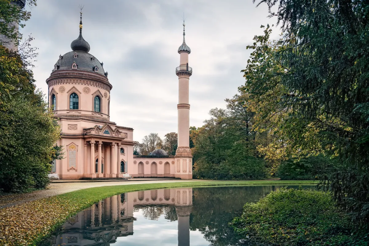 Historisches Gebäude mit Minarett am See
