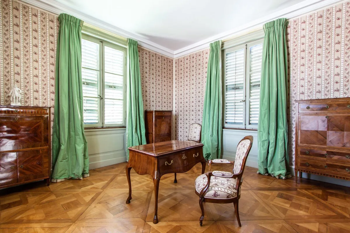 Klassisches Arbeitszimmer mit Holzmöbeln