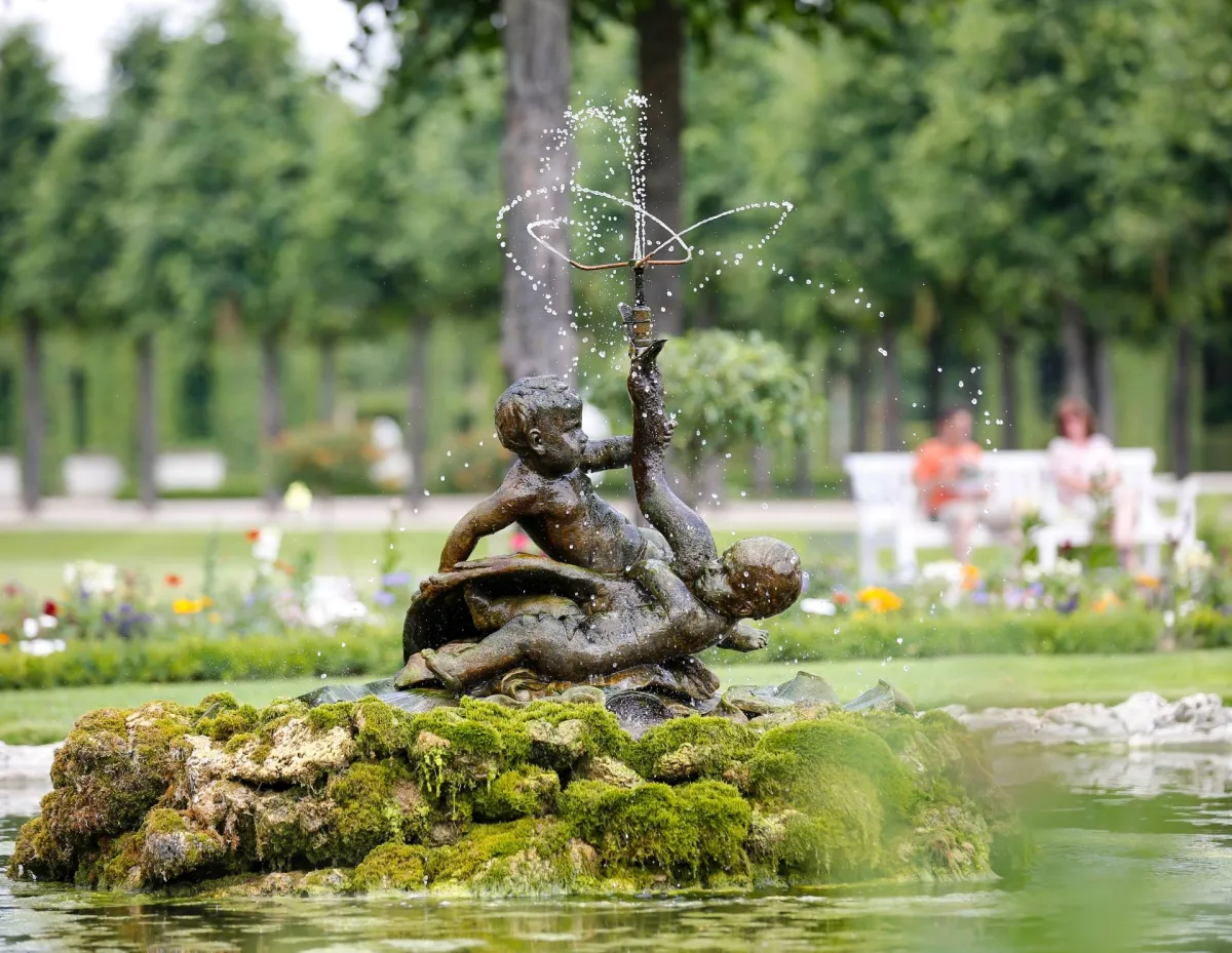 Brunnen mit Skulptur eines Kindes im Park