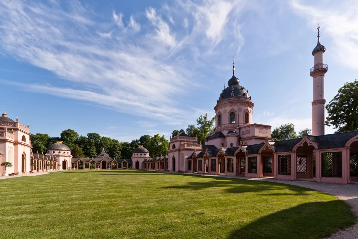 Historische Moschee mit Minarett und Garten