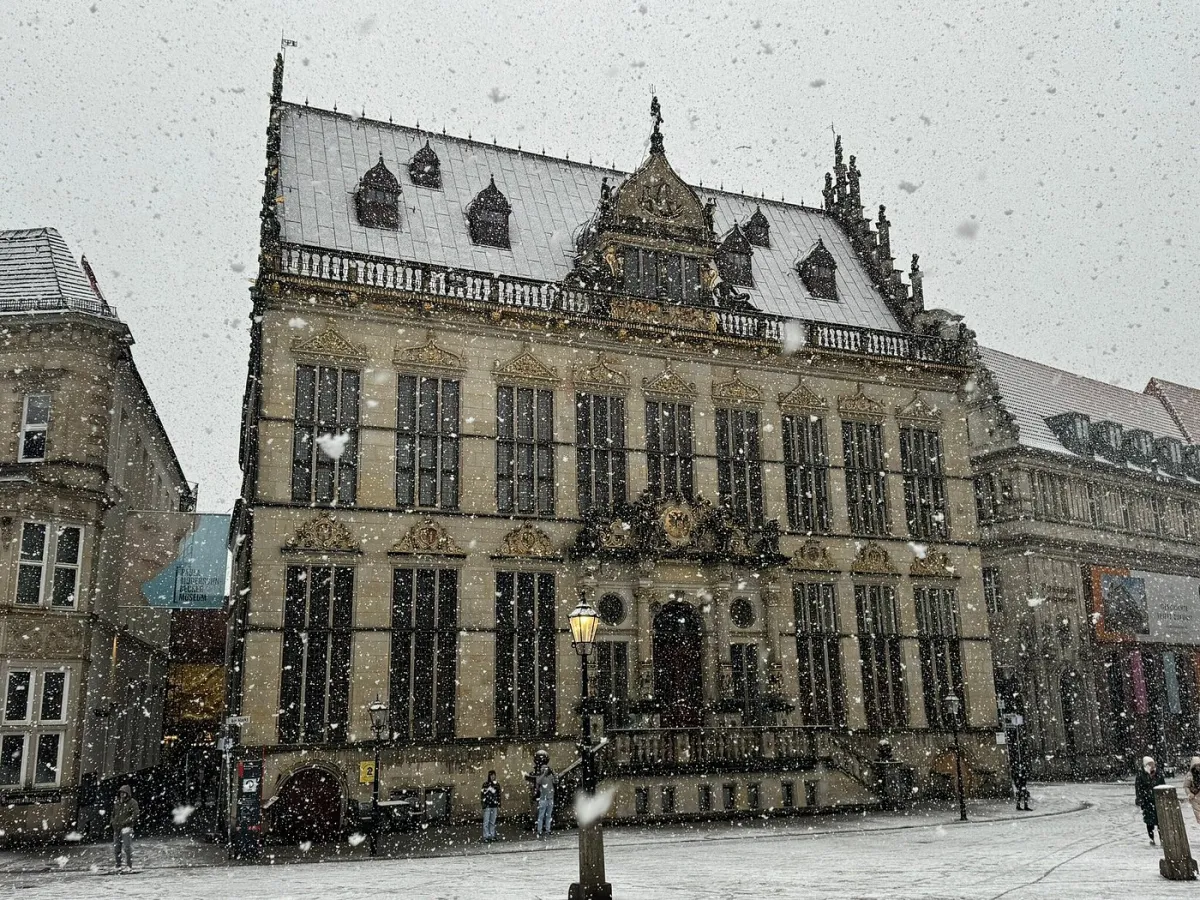 Historisches Gebäude im Schneefall