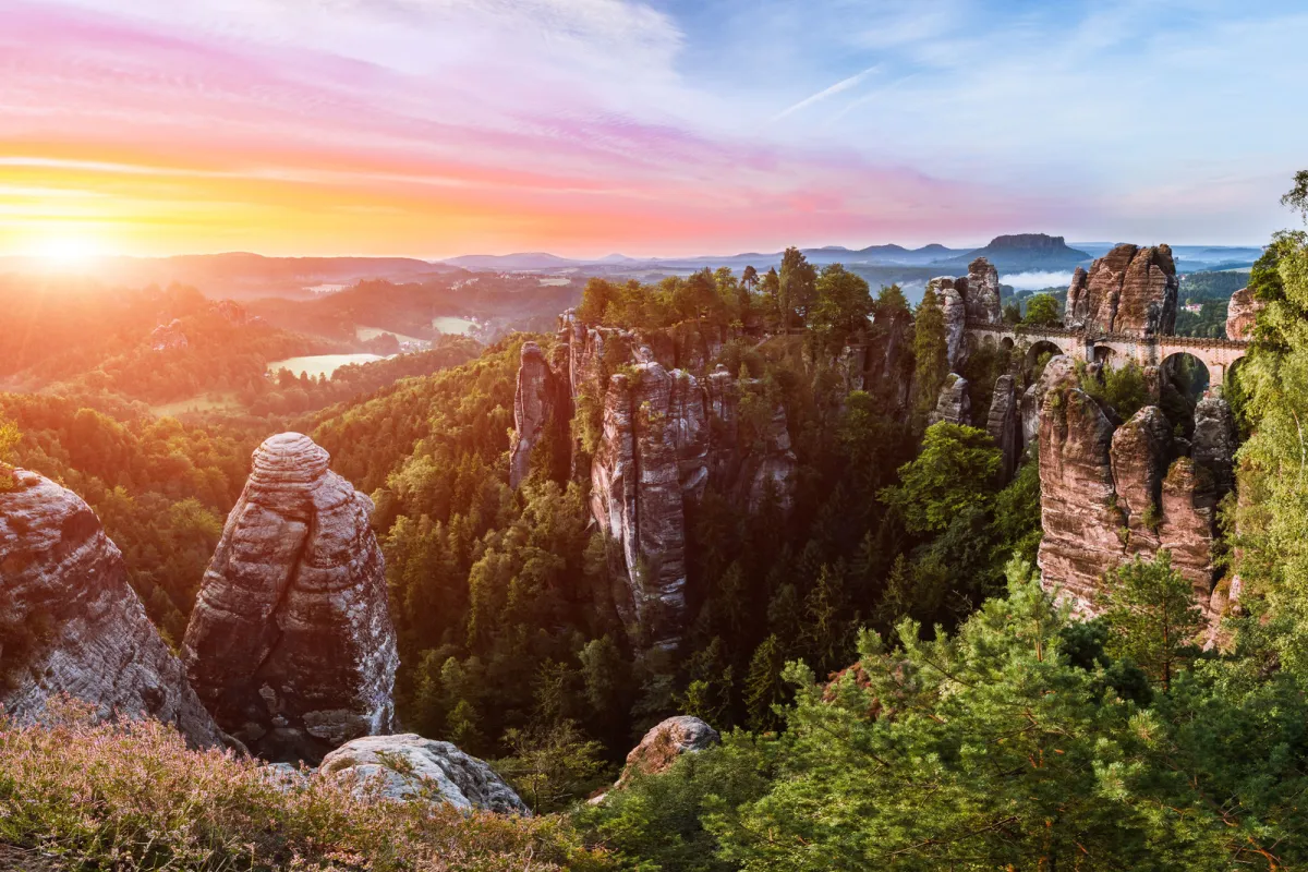 Felsformationen und Brücke bei Sonnenuntergang