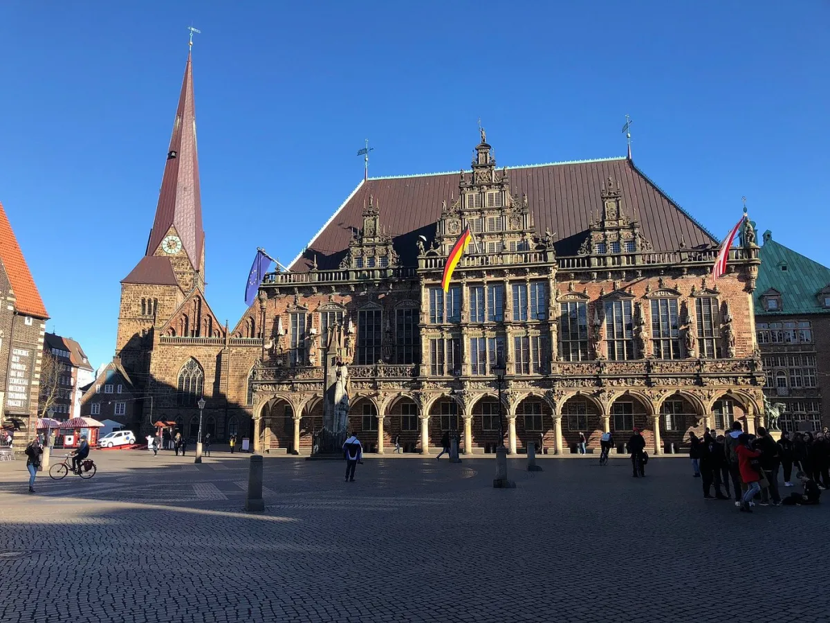 Historisches Gebäude mit Turm und Flaggen