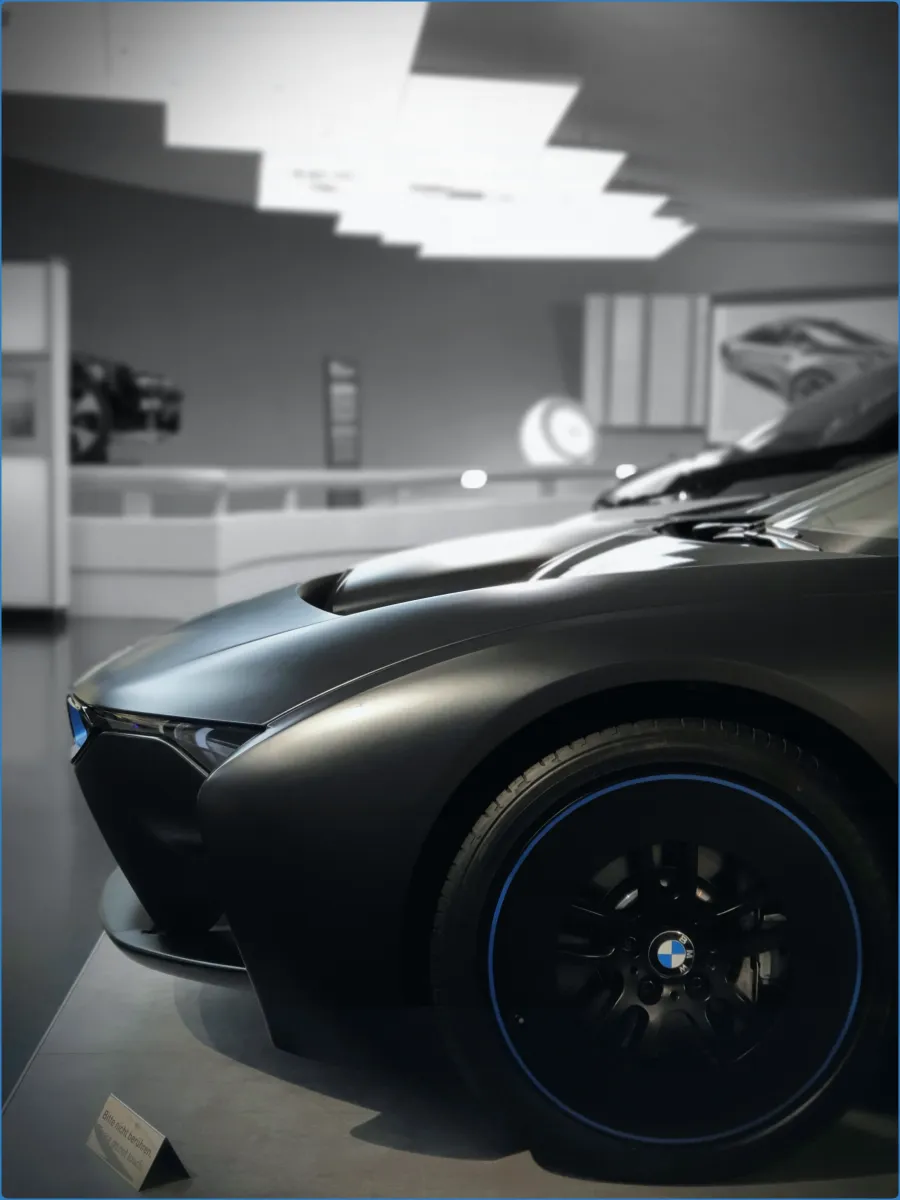 Nahaufnahme eines schwarzen Autos im Ausstellungsraum.