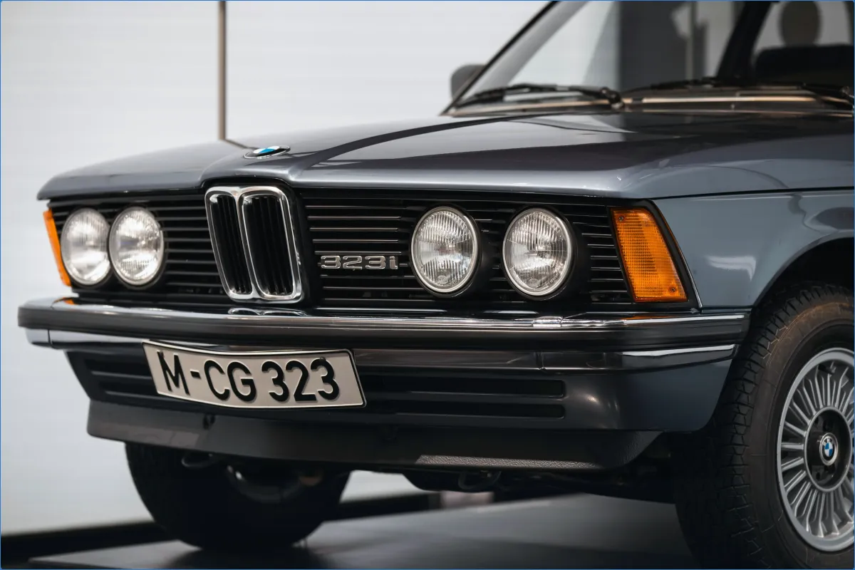 Vorderansicht eines klassischen BMW 323i