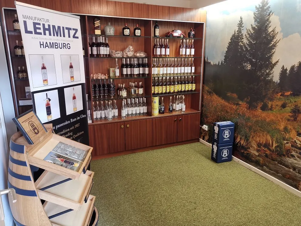 Regal mit Spirituosenflaschen und Werbebanner.