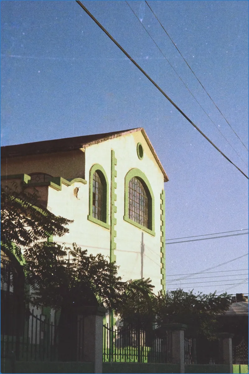 Gebäude mit grünem Rahmen und blauen Himmel
