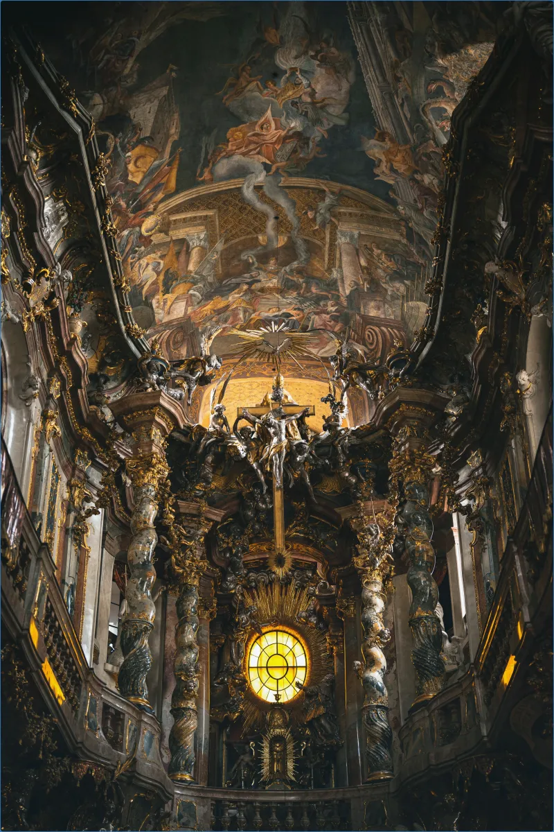 Barocke Kircheninnenraum mit Fresken und Verzierungen