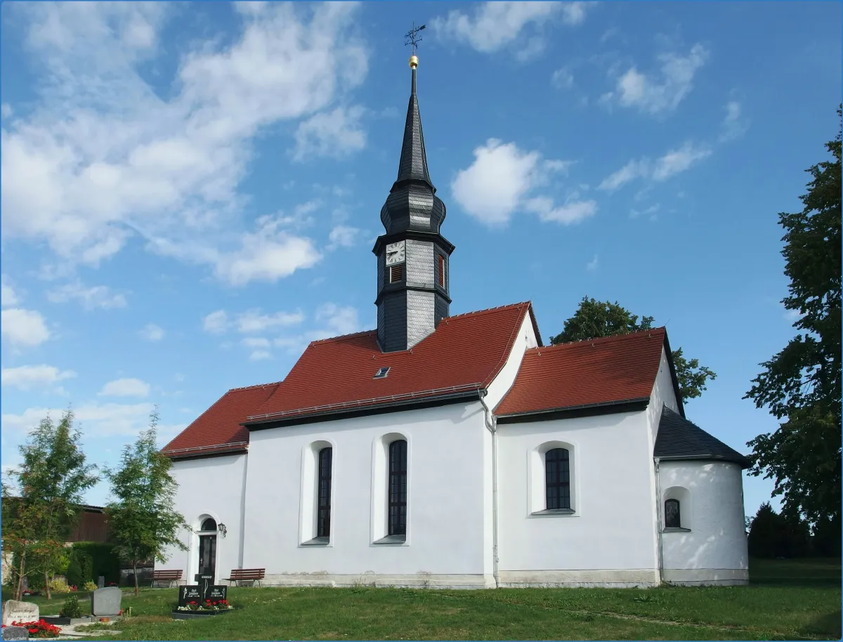 Weiße Kirche mit rotem Dach und Turm