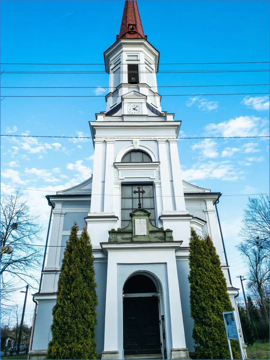 Kirche mit Turm und Uhr